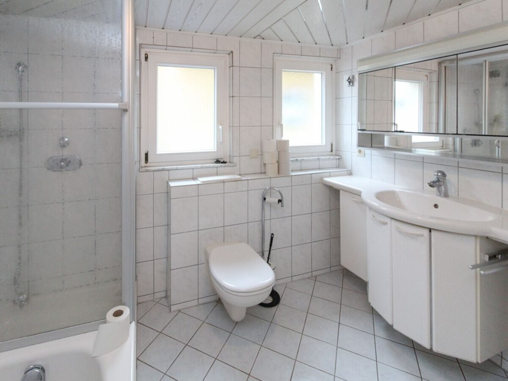 VR Immobilien GmbH - Immobilienangebot - Ehrenberg - Alle - Solides Einfamilienhaus mit Gestaltungspotenzial in Ehrenberg-Wüstensachsen