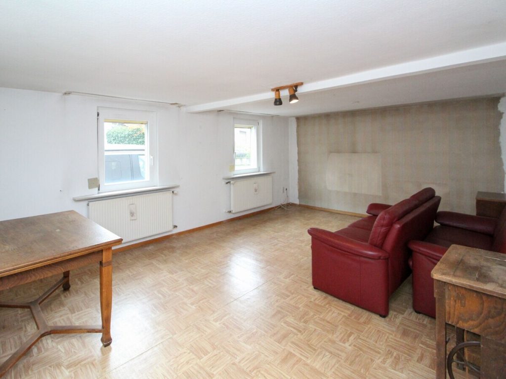 VR Immobilien GmbH - Immobilienangebot - Ehrenberg - Alle - Solides Einfamilienhaus mit Gestaltungspotenzial in Ehrenberg-Wüstensachsen