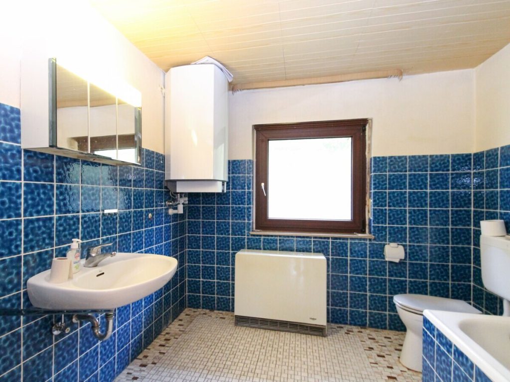 VR Immobilien GmbH - Immobilienangebot - Freiensteinau - Alle - Hofanlage mit Einfamilienhaus, Nebengebäuden & Grünflächen in Holzmühl
