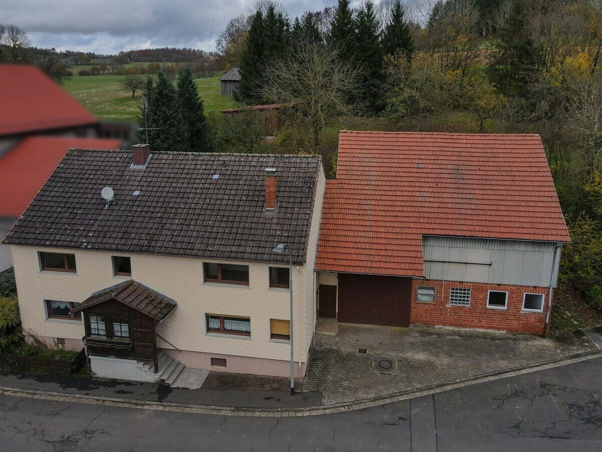 VR Immobilien GmbH - Immobilienangebot - Freiensteinau - Alle - Einfamilienhaus mit großem Grundstück, idyllischen Grünflächen, Scheunen und Garagen in Freiensteinau-Holzmühl
