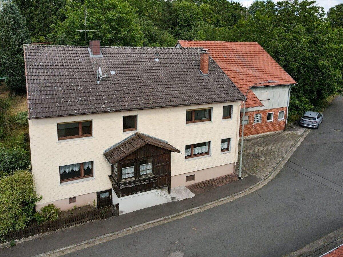 VR Immobilien GmbH - Immobilienangebot - Freiensteinau - Alle - Hofanlage mit Einfamilienhaus, Nebengebäuden & Grünflächen in Holzmühl