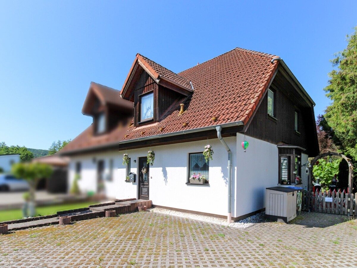 VR Immobilien GmbH - Immobilienangebot - Dermbach - Alle - Wohnkomfort auf zwei Ebenen: Vermietete Doppelhaushälfte in Stadtlengsfeld zu verkaufen