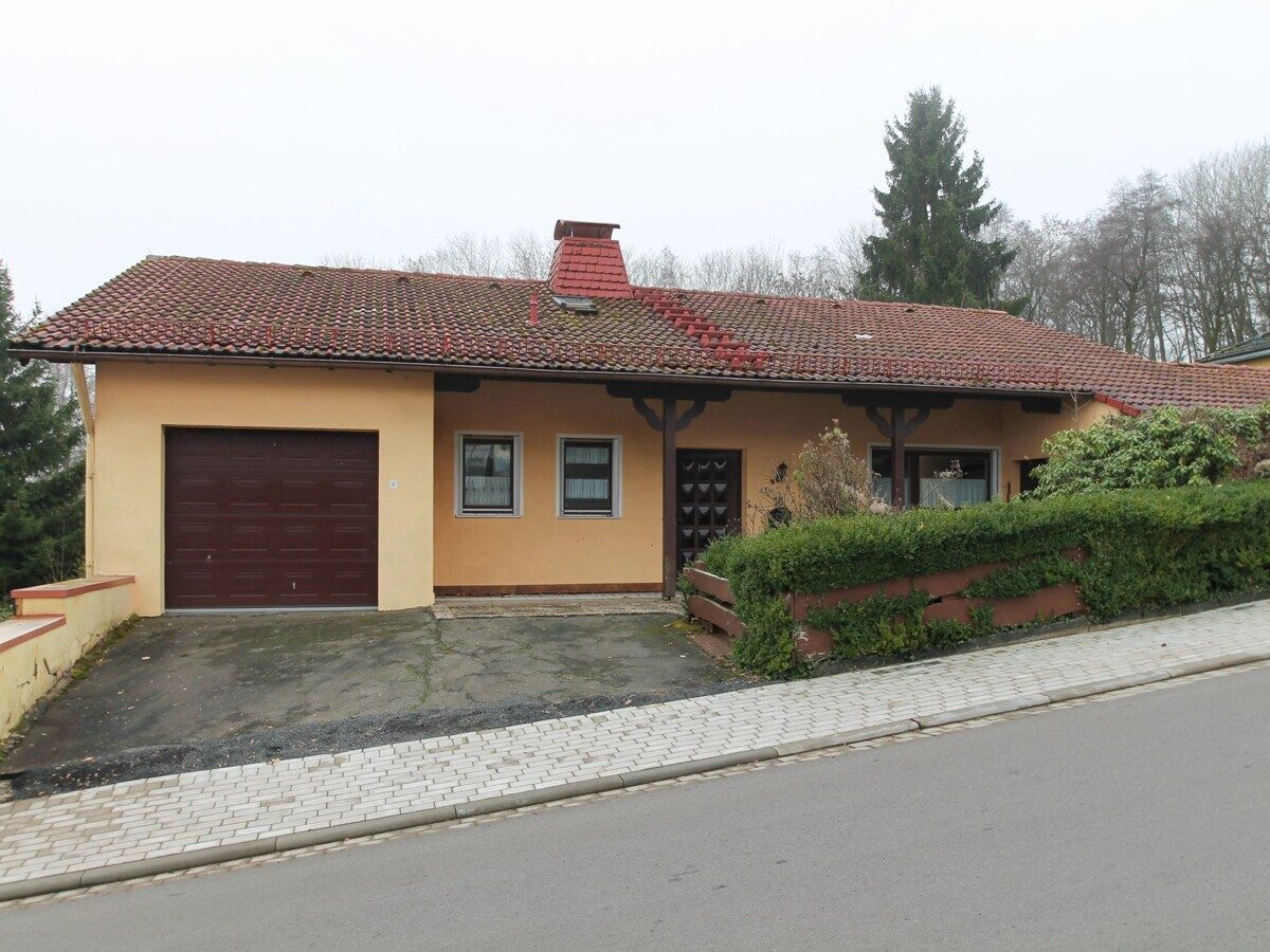 VR Immobilien GmbH - Immobilienangebot - Grebenhain - Alle - VERKAUFT: Großzügiges Zweifamilienhaus mit Einliegerwohnung und großem Grundstück in Oberwald