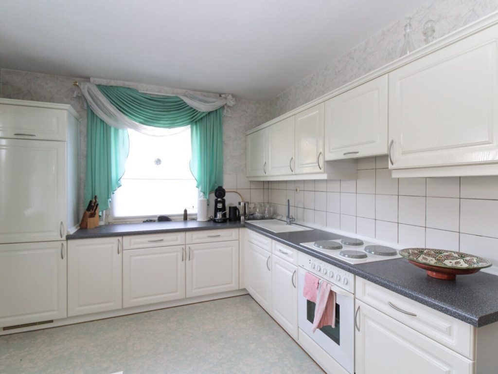VR Immobilien GmbH - Immobilienangebot - Eichenzell - Alle - Eichenzell-Lütter: großzügiges Mehrfamilienhaus mit tollem Garten – zum Selbstbewohnen und Vermieten