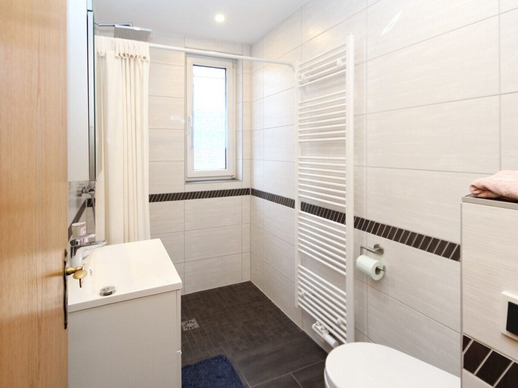 VR Immobilien GmbH - Immobilienangebot - Bad Salzungen - Alle - Wohnhaus mit drei Einheiten und Entwicklungspotenzial in Tiefenort