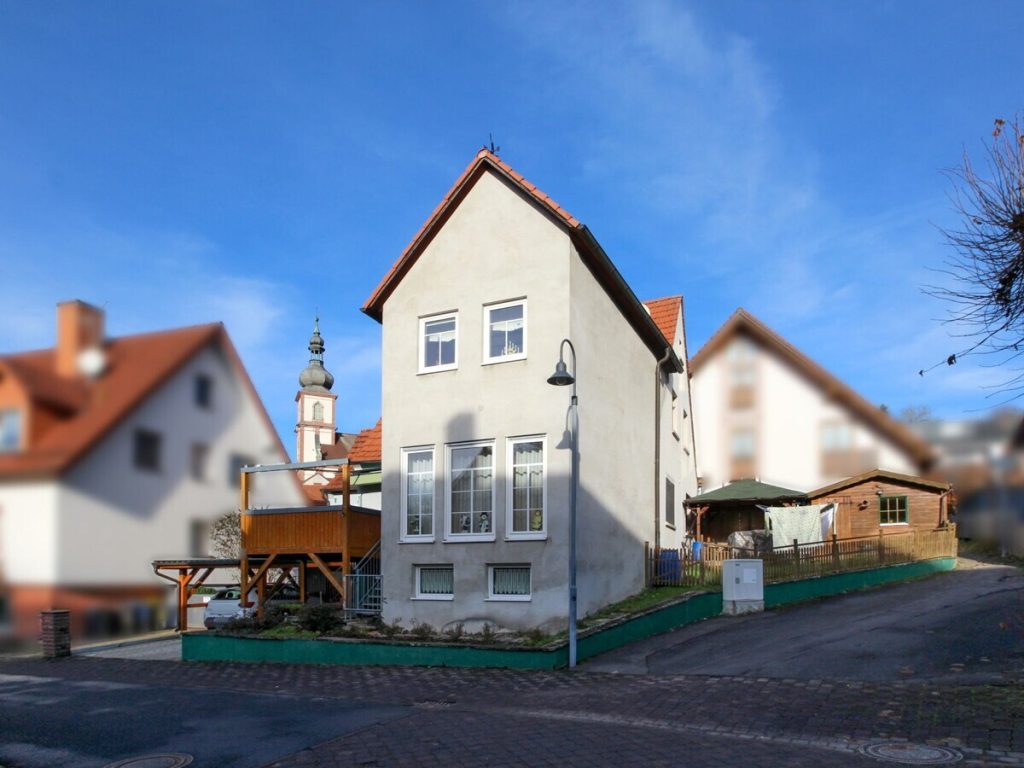 VR Immobilien GmbH - Immobilienangebot - Hilders - Alle - RESERVIERT: Gepflegtes Einfamilienhaus im Ortskern Hilders