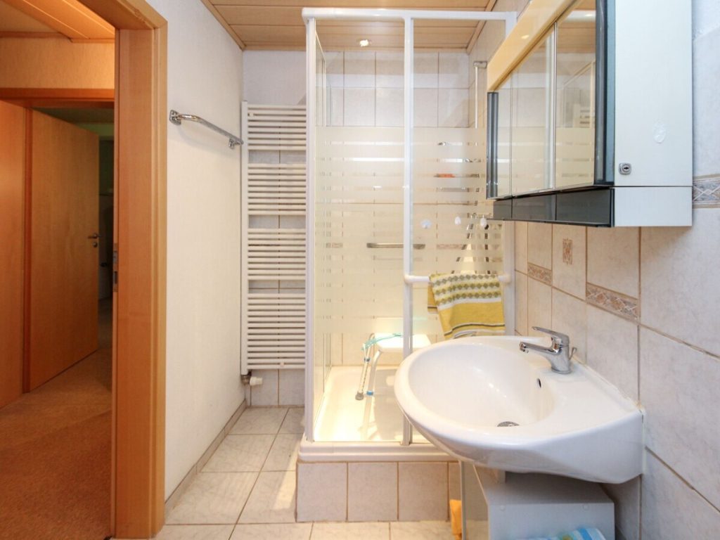 VR Immobilien GmbH - Immobilienangebot - Hilders - Alle - RESERVIERT: Gepflegtes Einfamilienhaus im Ortskern Hilders