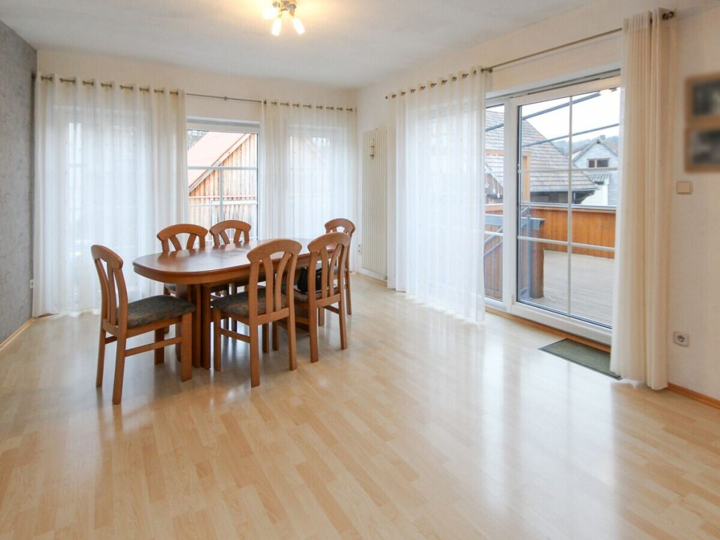 VR Immobilien GmbH - Immobilienangebot - Hilders - Alle - RESERVIERT: Gepflegtes Einfamilienhaus im Ortskern Hilders