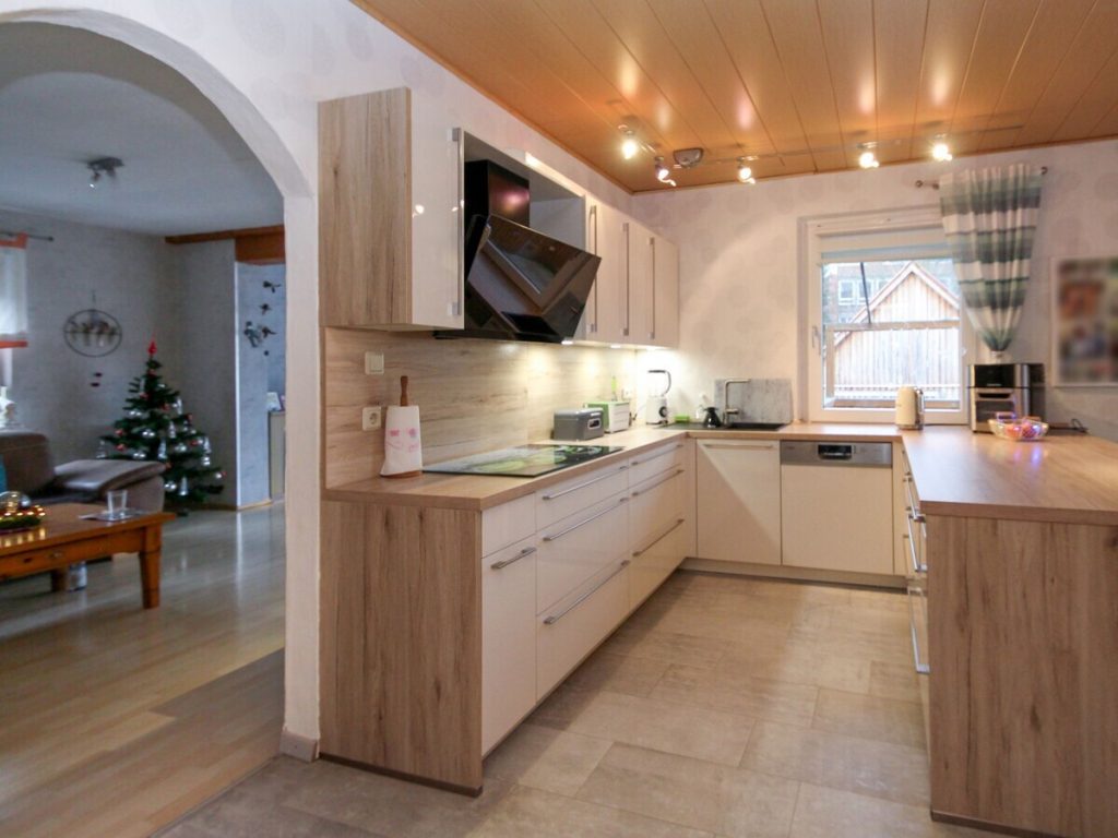 VR Immobilien GmbH - Immobilienangebot - Hilders - Alle - RESERVIERT: Gepflegtes Einfamilienhaus im Ortskern Hilders