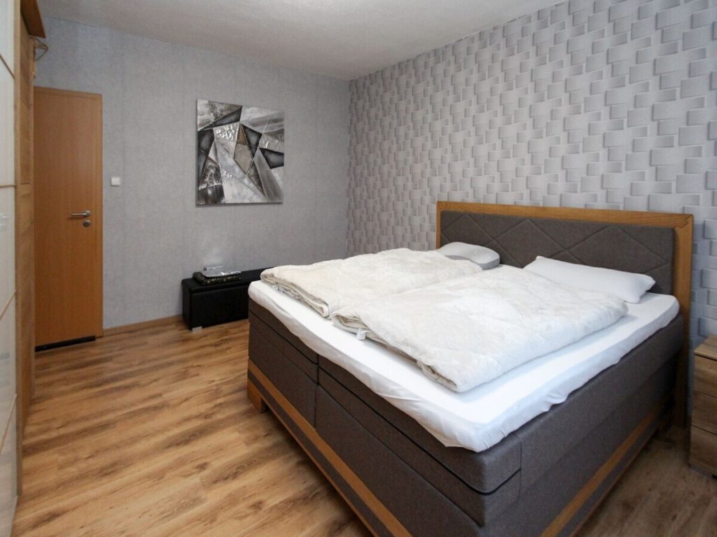 VR Immobilien GmbH - Immobilienangebot - Hilders - Alle - RESERVIERT: Gepflegtes Einfamilienhaus im Ortskern Hilders