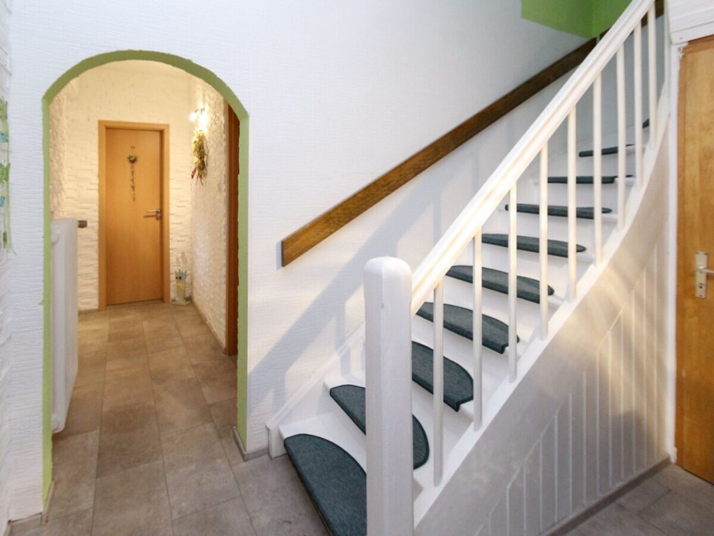 VR Immobilien GmbH - Immobilienangebot - Hilders - Alle - RESERVIERT: Gepflegtes Einfamilienhaus im Ortskern Hilders