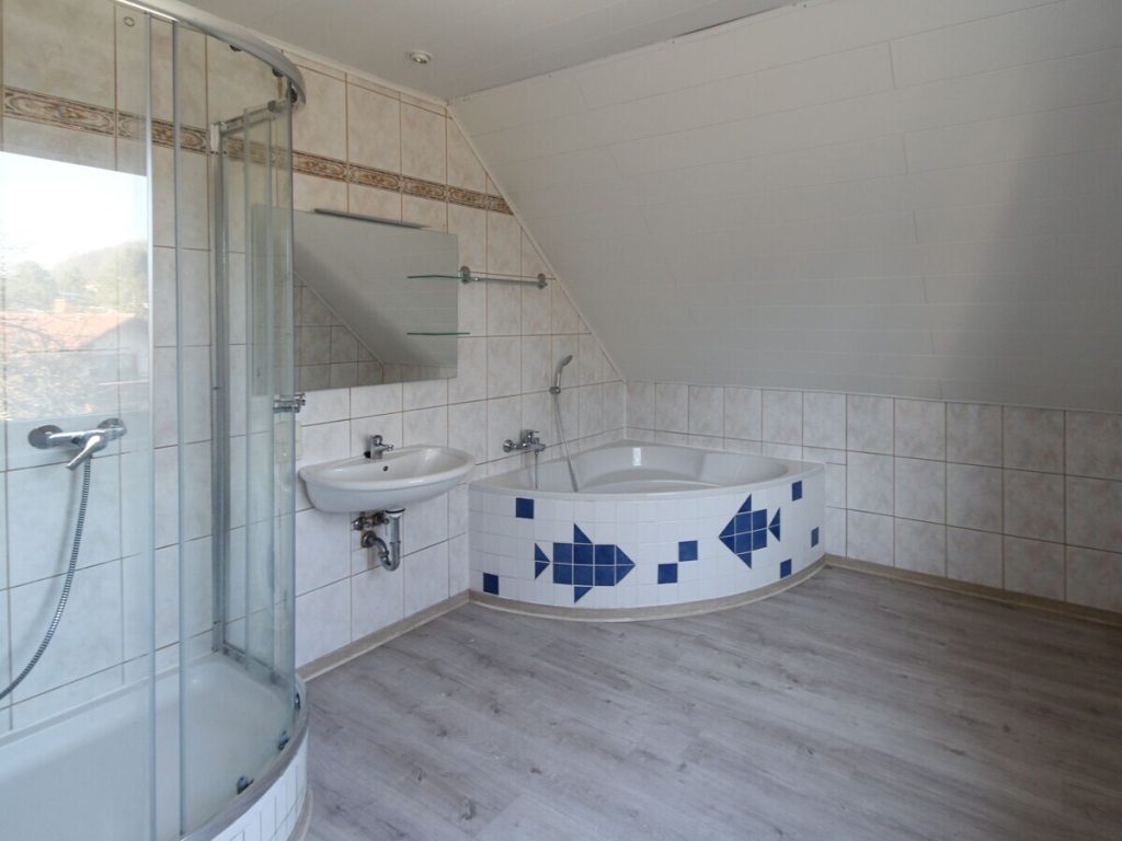 VR Immobilien GmbH - Immobilienangebot - Petersberg - Alle - Großzügiges Wohnhaus in beliebter Lage von Petersberg