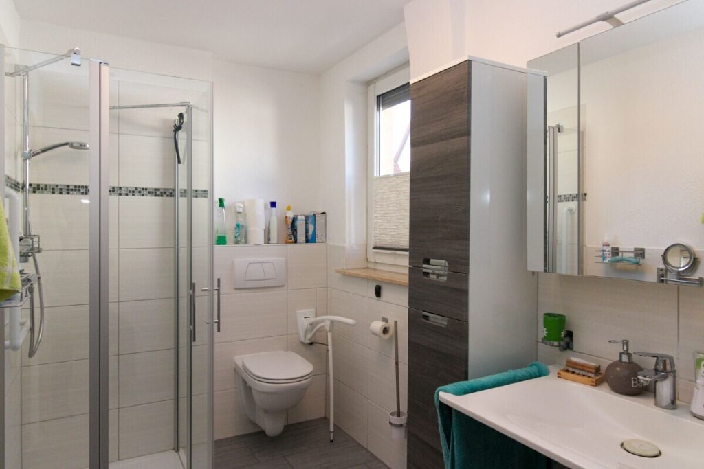 VR Immobilien GmbH - Immobilienangebot - Vacha - Alle - Gepflegtes Einfamilienhaus mit Garten und Garage in Völkershausen