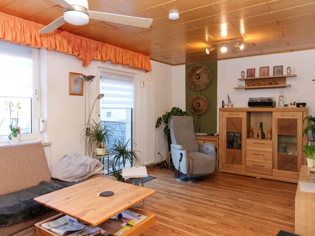 VR Immobilien GmbH - Immobilienangebot - Vacha - Alle - Gepflegtes Einfamilienhaus mit Garten und Garage in Völkershausen