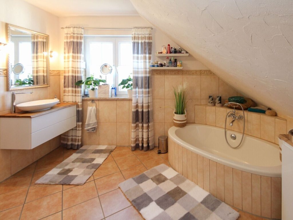 VR Immobilien GmbH - Immobilienangebot - Petersberg - Alle - Umfassend modernisiertes Zweifamilienhaus mit Garten in Petersberg-Marbach