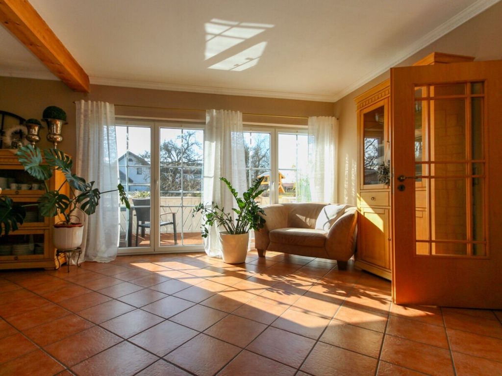 VR Immobilien GmbH - Immobilienangebot - Petersberg - Alle - Umfassend modernisiertes Zweifamilienhaus mit Garten in Petersberg-Marbach