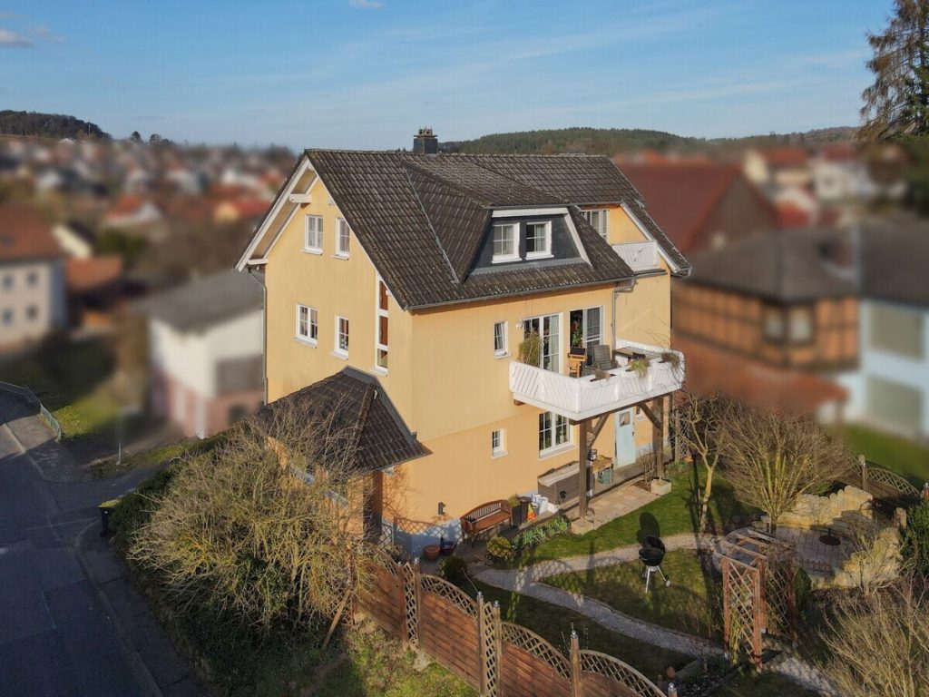 VR Immobilien GmbH - Immobilienangebot - Petersberg - Alle - Umfassend modernisiertes Zweifamilienhaus mit Garten in Petersberg-Marbach