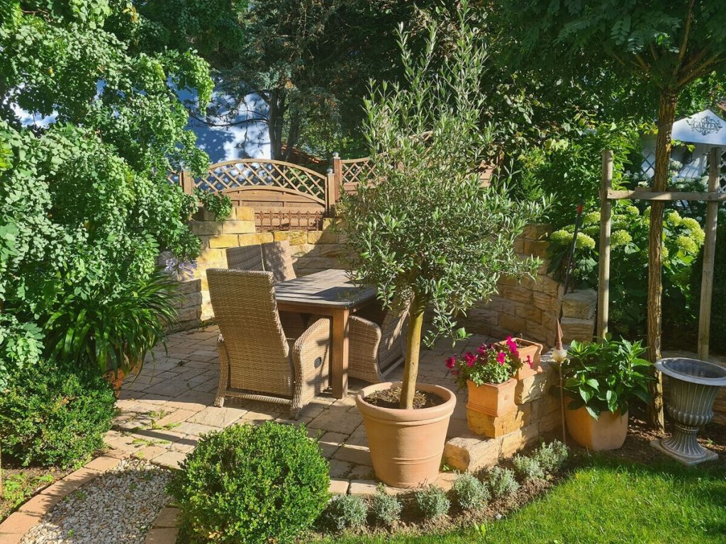 VR Immobilien GmbH - Immobilienangebot - Petersberg - Alle - Umfassend modernisiertes Zweifamilienhaus mit Garten in Petersberg-Marbach