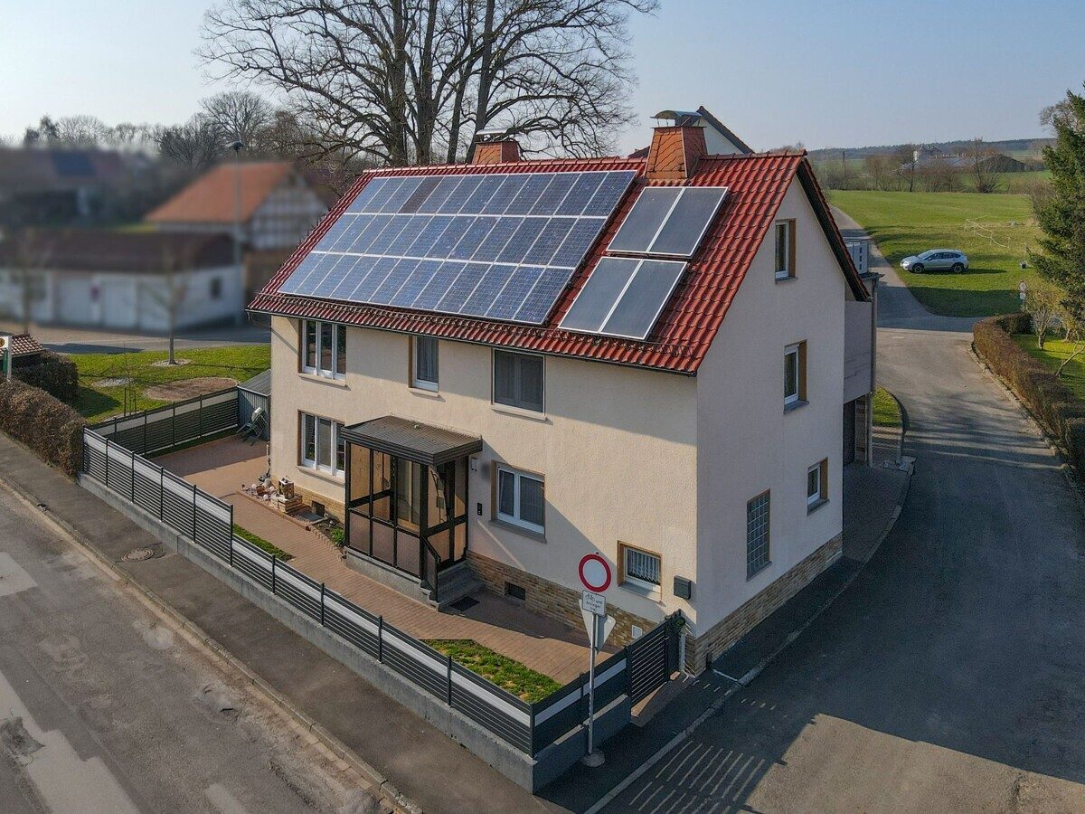 VR Immobilien GmbH - Immobilienangebot - Schenklengsfeld - Alle - Ein- bis Zweifamilienhaus mit Dachterrasse, PV-Anlage und neuer Heizung in Schenklengsfeld - Konrode