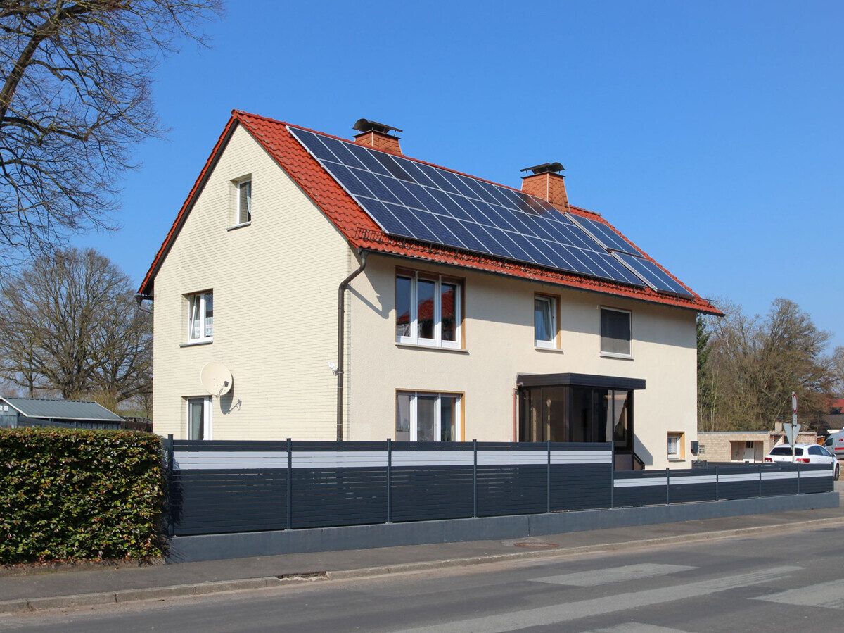 VR Immobilien GmbH - Immobilienangebot - Schenklengsfeld - Alle - Ein- bis Zweifamilienhaus mit Dachterrasse, PV-Anlage und neuer Heizung in Schenklengsfeld - Konrode