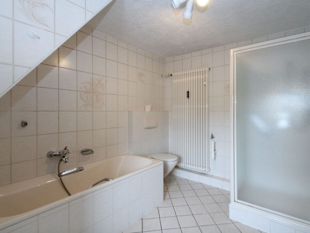 VR Immobilien GmbH - Immobilienangebot - Brachttal - Alle - Besonderes Immobilienensemble: Zweifamilienhaus mit Anbau Bungalow auf großzügigem Grundstück
