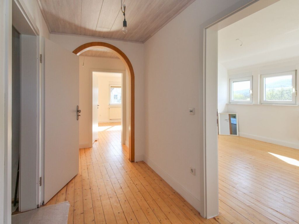 VR Immobilien GmbH - Immobilienangebot - Tann (Rhön) - Alle - Teilsaniertes Wohnhaus mit Weitblick in Tann-Wendershausen