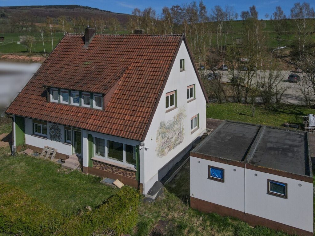 VR Immobilien GmbH - Immobilienangebot - Tann (Rhön) - Alle - Teilsaniertes Wohnhaus mit Weitblick in Tann-Wendershausen