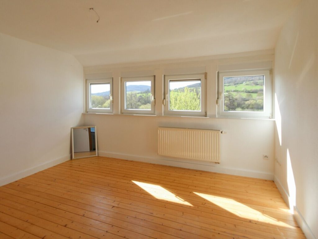 VR Immobilien GmbH - Immobilienangebot - Tann (Rhön) - Alle - Teilsaniertes Wohnhaus mit Weitblick in Tann-Wendershausen
