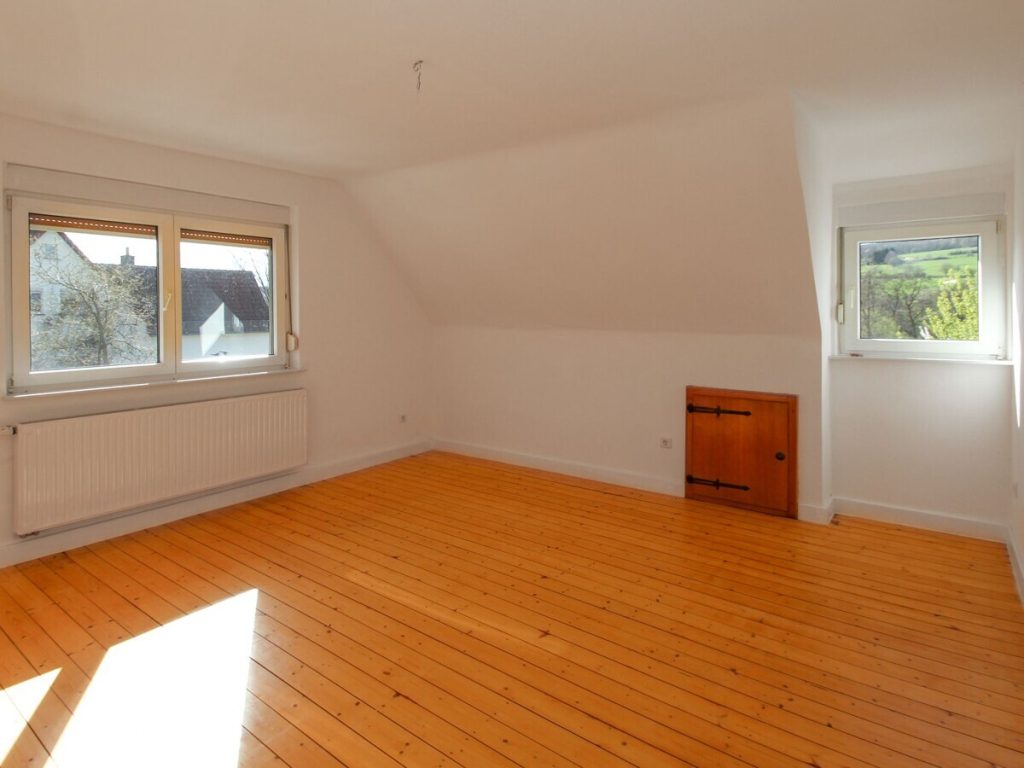 VR Immobilien GmbH - Immobilienangebot - Tann (Rhön) - Alle - Teilsaniertes Wohnhaus mit Weitblick in Tann-Wendershausen