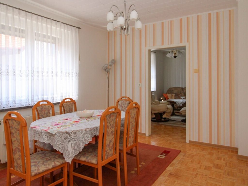 VR Immobilien GmbH - Immobilienangebot - Vacha - Alle - Gepflegtes Einfamilienhaus mit Scheune in Völkershausen