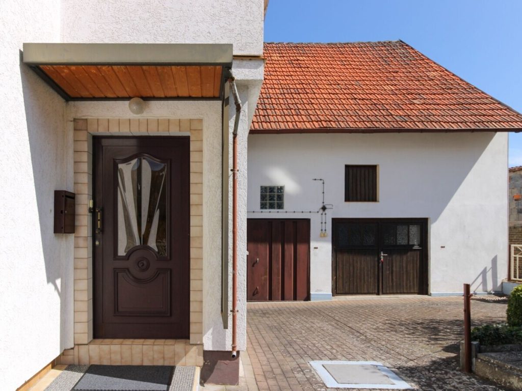 VR Immobilien GmbH - Immobilienangebot - Vacha - Alle - Gepflegtes Einfamilienhaus mit Scheune in Völkershausen
