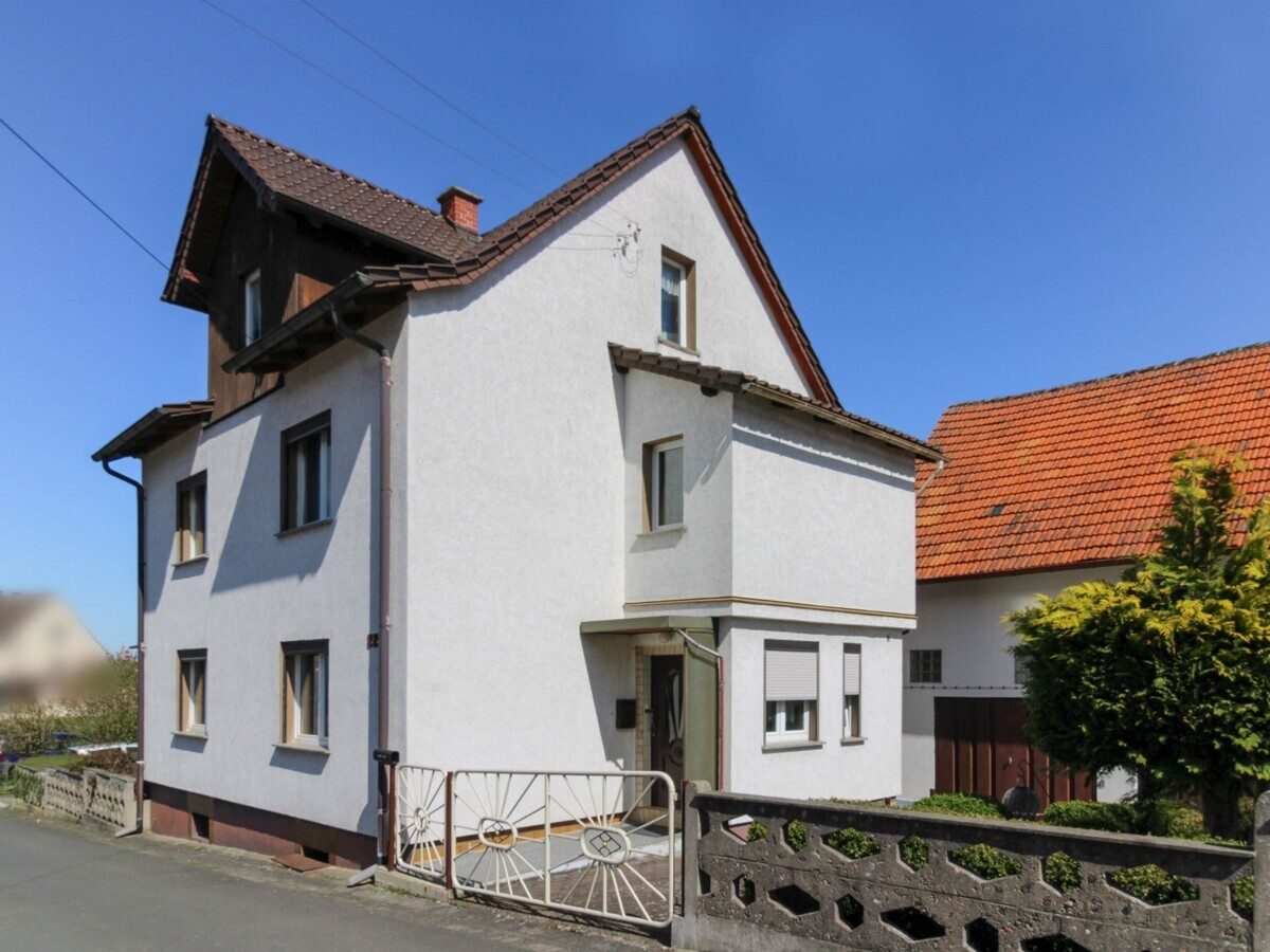 VR Immobilien GmbH - Immobilienangebot - Vacha - Alle - Gepflegtes Einfamilienhaus mit Scheune in Völkershausen