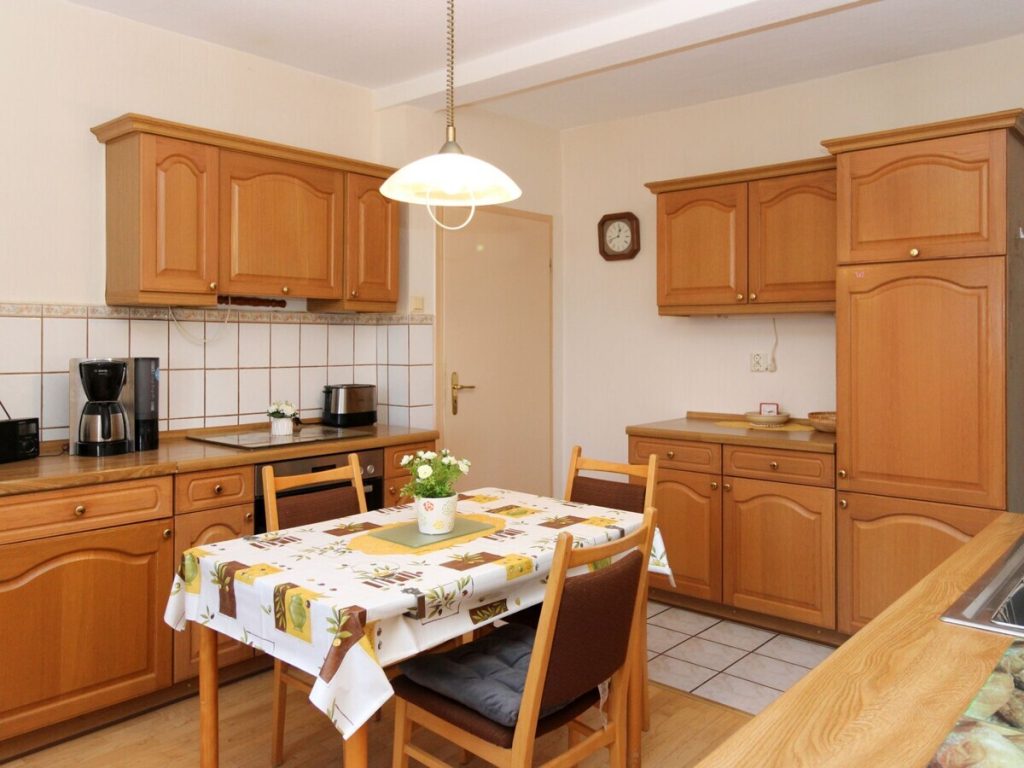 VR Immobilien GmbH - Immobilienangebot - Vacha - Alle - Gepflegtes Einfamilienhaus mit Scheune in Völkershausen