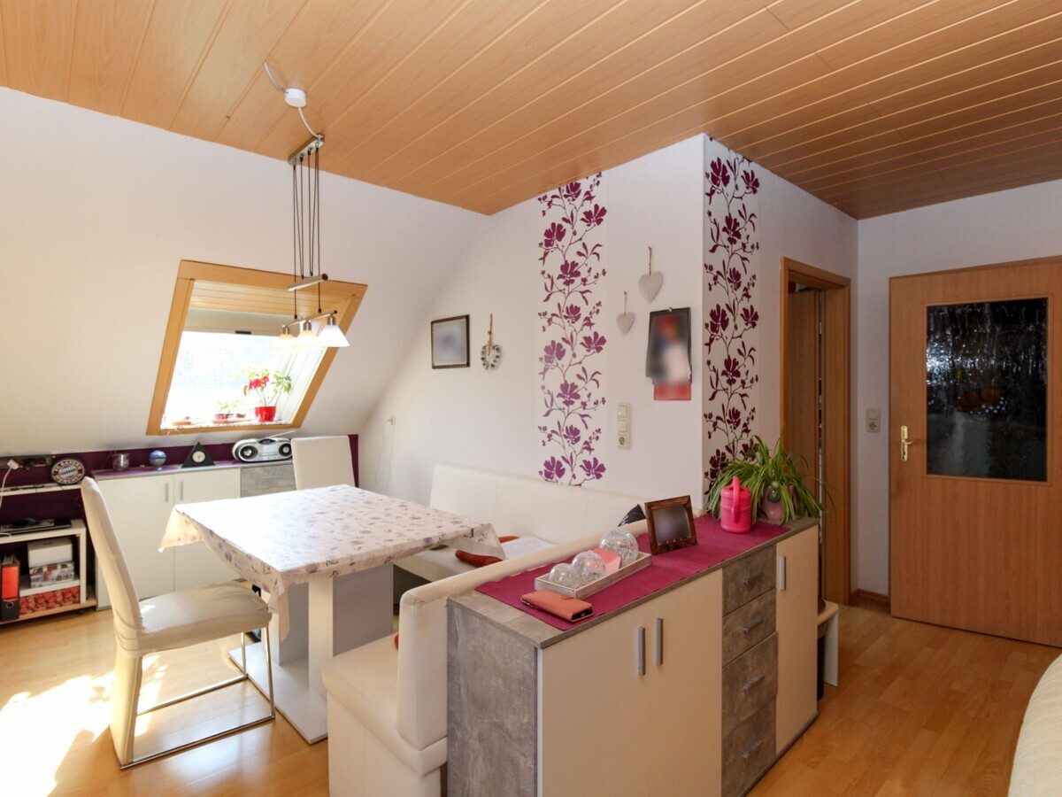 VR Immobilien GmbH - Immobilienangebot - Schlitz - Alle - RESERVIERT: Gemütliche Dachgeschosswohnung mit Balkon in ruhiger Lage von Schlitz-Niederstoll