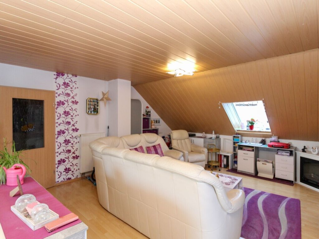 VR Immobilien GmbH - Immobilienangebot - Schlitz - Alle - RESERVIERT: Gemütliche Dachgeschosswohnung mit Balkon in ruhiger Lage von Schlitz-Niederstoll