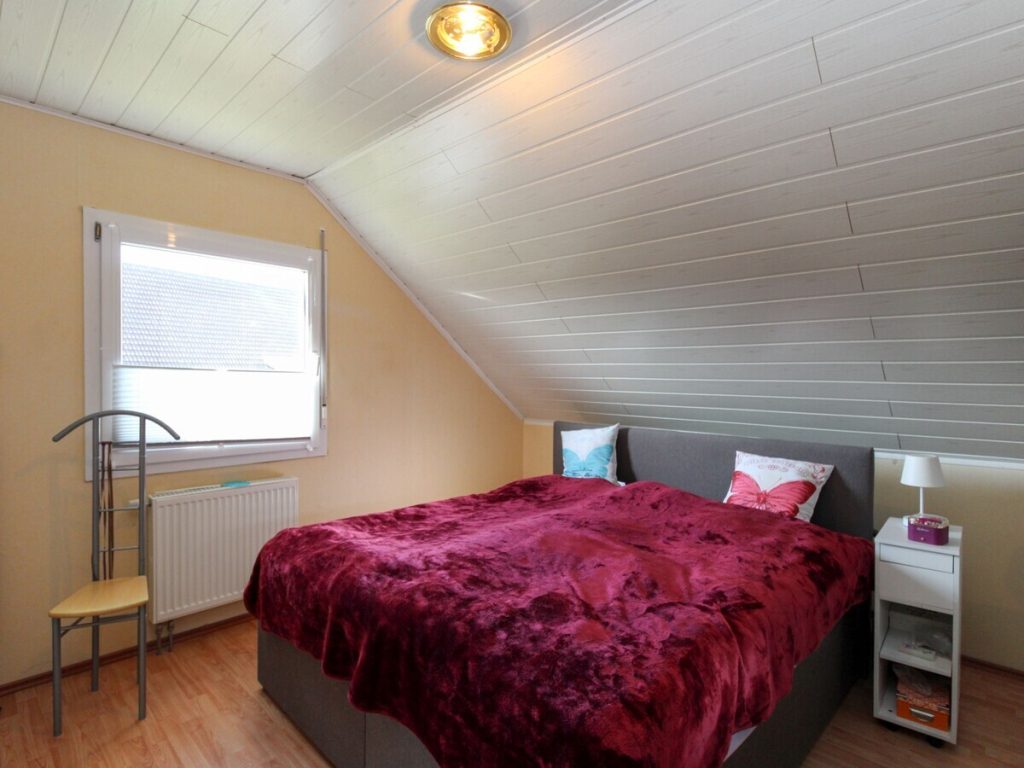 VR Immobilien GmbH - Immobilienangebot - Schlitz - Alle - RESERVIERT: Gemütliche Dachgeschosswohnung mit Balkon in ruhiger Lage von Schlitz-Niederstoll
