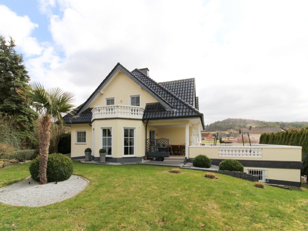 VR Immobilien GmbH - Immobilienangebot - Eiterfeld - Alle - Repräsentatives Einfamilienhaus mit Einliegerwohnung in Eiterfeld-Leimbach