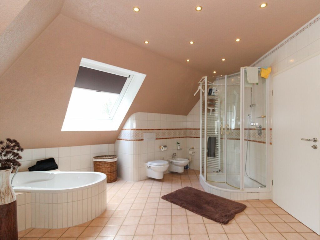 VR Immobilien GmbH - Immobilienangebot - Eiterfeld - Alle - Repräsentatives Einfamilienhaus mit Einliegerwohnung in Eiterfeld-Leimbach