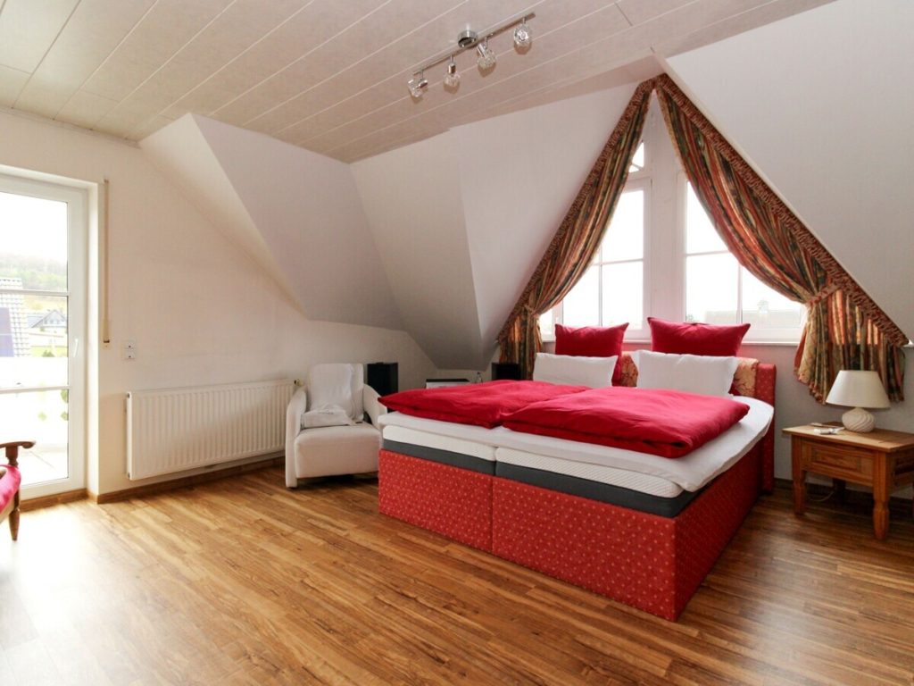 VR Immobilien GmbH - Immobilienangebot - Eiterfeld - Alle - Repräsentatives Einfamilienhaus mit Einliegerwohnung in Eiterfeld-Leimbach