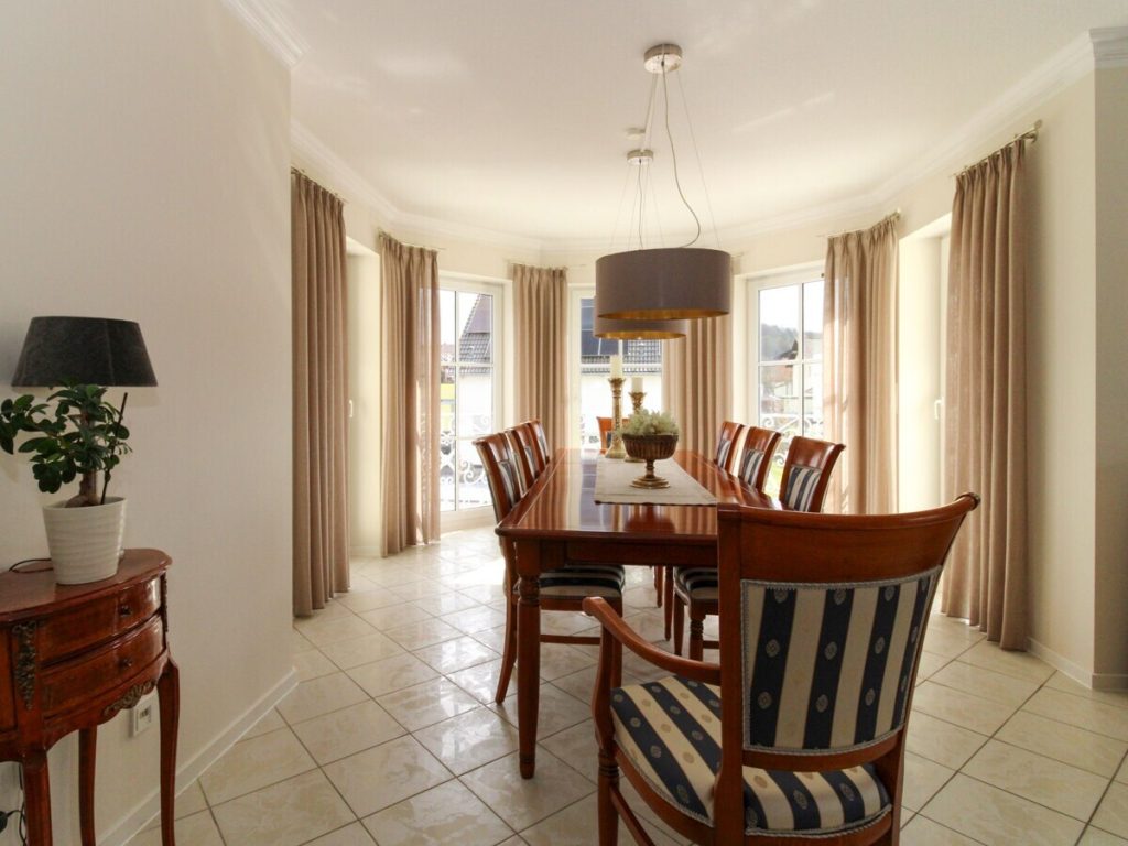 VR Immobilien GmbH - Immobilienangebot - Eiterfeld - Alle - Repräsentatives Einfamilienhaus mit Einliegerwohnung in Eiterfeld-Leimbach
