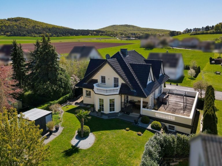  VR Immobilien GmbH - Immobilienangebot - Eiterfeld - Alle - Repräsentatives Einfamilienhaus mit Einliegerwohnung in Eiterfeld-Leimbach