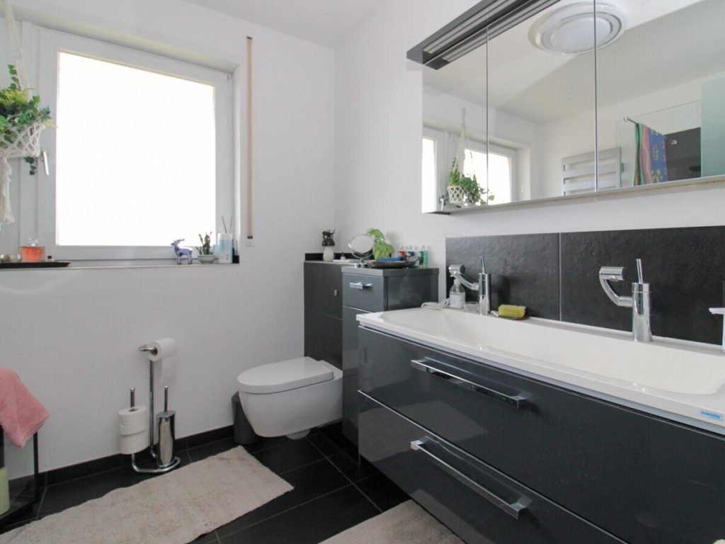 VR Immobilien GmbH - Immobilienangebot - Großenlüder - Alle - RESERVIERT: Viel Platz für Familie & Investition – 250 m² Wohnfläche in ruhiger Lage von Bimbach