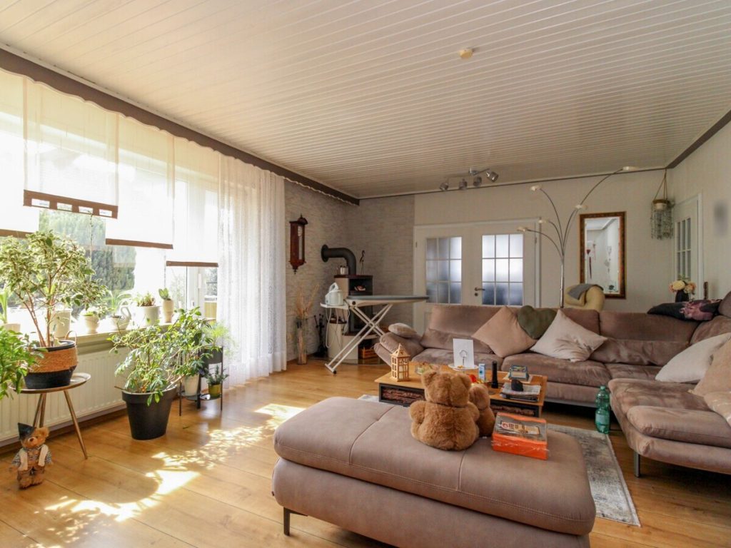 VR Immobilien GmbH - Immobilienangebot - Großenlüder - Alle - RESERVIERT: Viel Platz für Familie & Investition – 250 m² Wohnfläche in ruhiger Lage von Bimbach