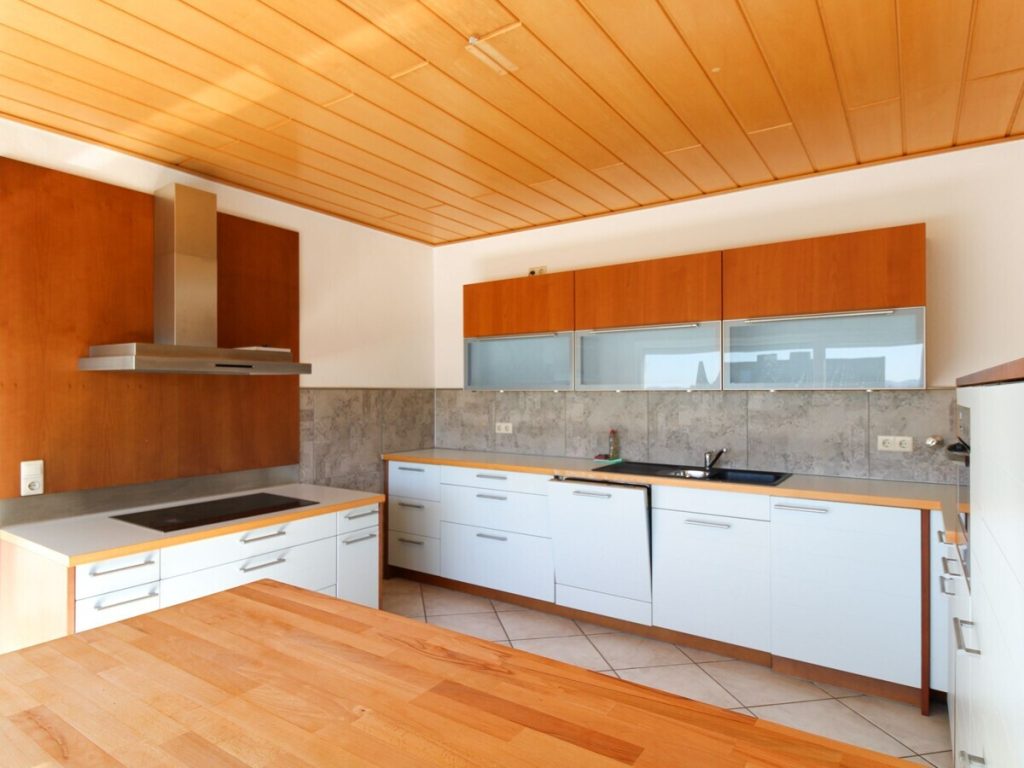 VR Immobilien GmbH - Immobilienangebot - Petersberg - Alle - Einfamilienhaus in Petersberg mit Balkon und zwei großen Garagen