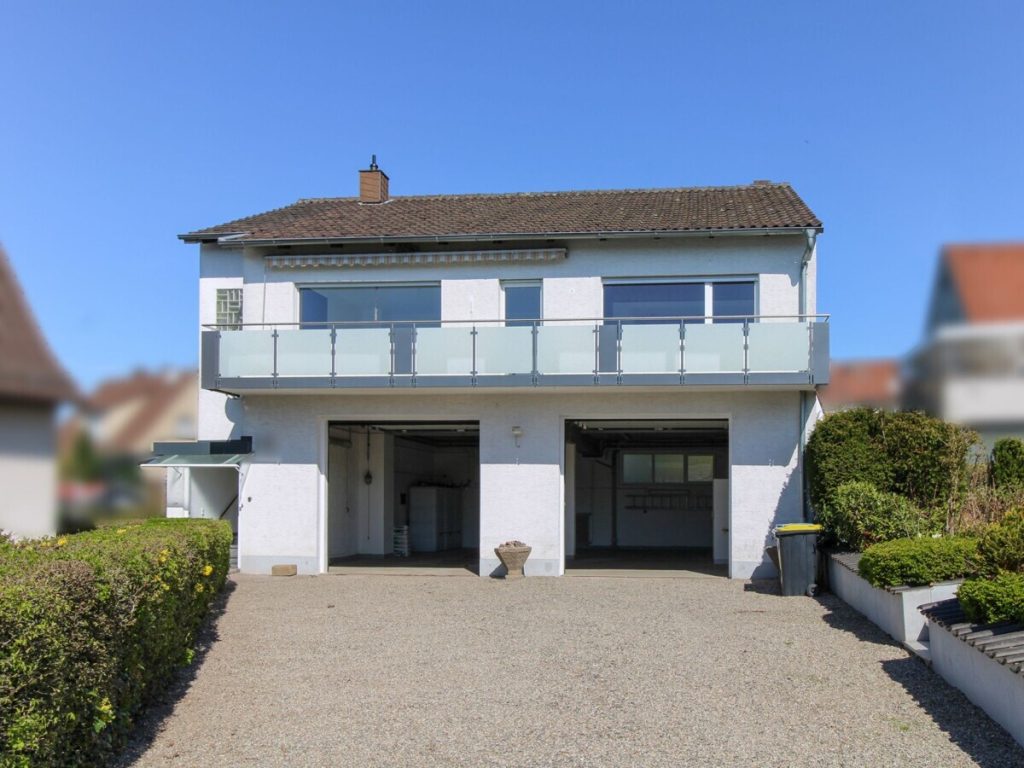 VR Immobilien GmbH - Immobilienangebot - Petersberg - Alle - Einfamilienhaus in Petersberg mit Balkon und zwei großen Garagen