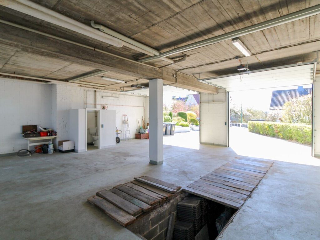 VR Immobilien GmbH - Immobilienangebot - Petersberg - Alle - Einfamilienhaus in Petersberg mit Balkon und zwei großen Garagen
