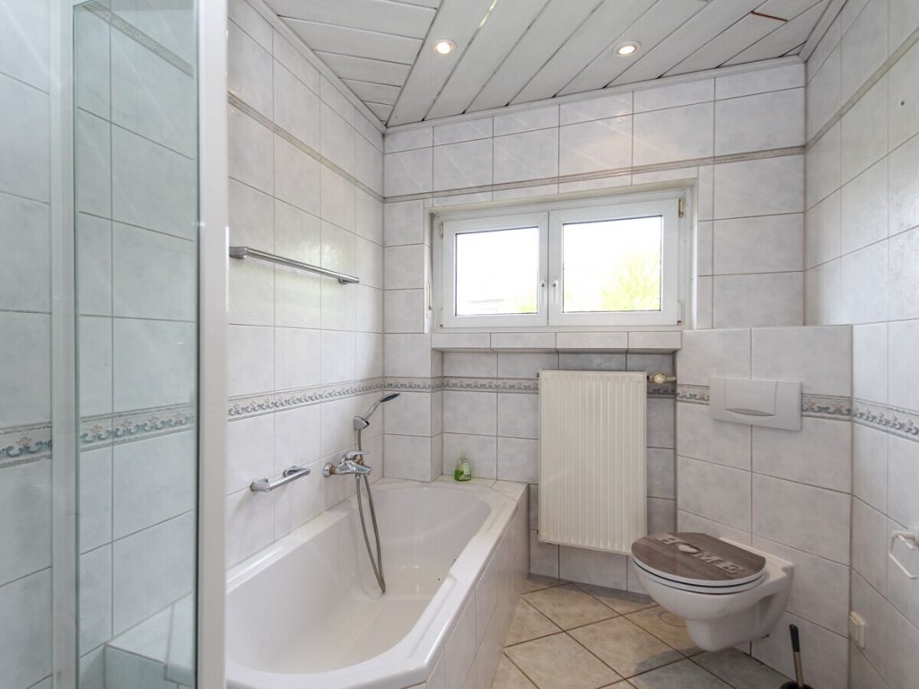 VR Immobilien GmbH - Immobilienangebot - Petersberg - Alle - Einfamilienhaus in Petersberg mit Balkon und zwei großen Garagen