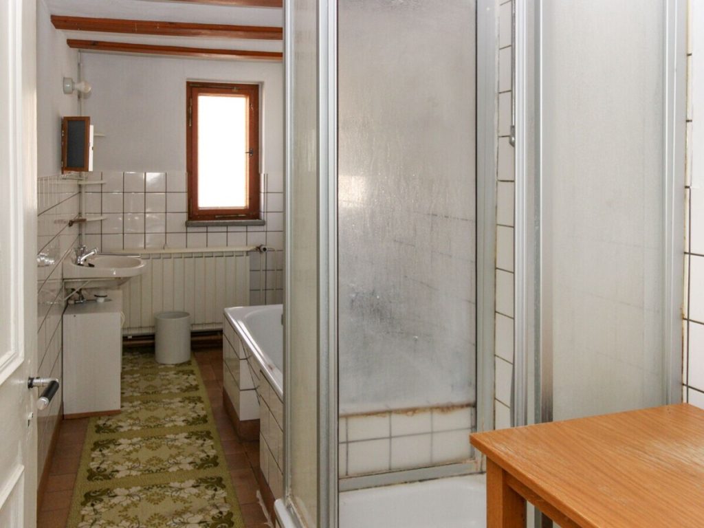 VR Immobilien GmbH - Immobilienangebot - Schleid - Alle - Denkmalgeschütztes Pfarrhaus mit großem Nebengebäude in Schleid-Kranlucken
