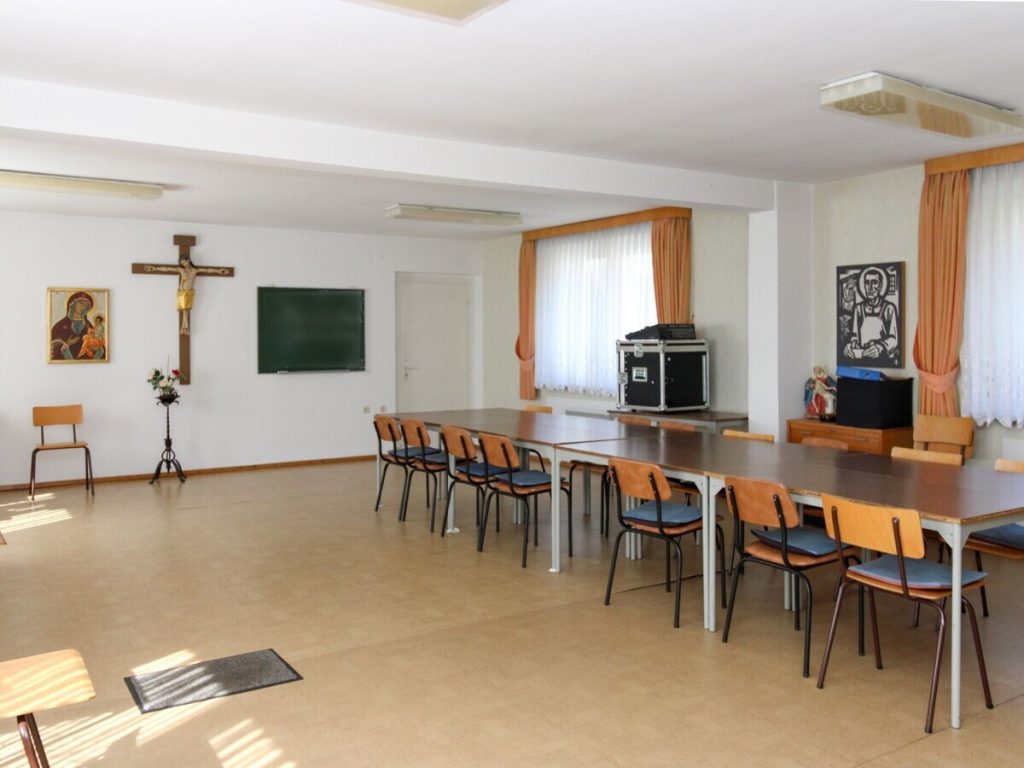 VR Immobilien GmbH - Immobilienangebot - Schleid - Alle - Denkmalgeschütztes Pfarrhaus mit großem Nebengebäude in Schleid-Kranlucken