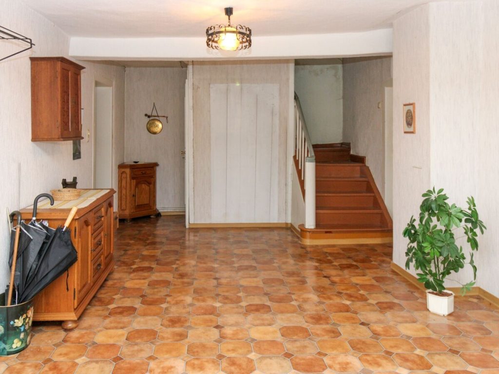 VR Immobilien GmbH - Immobilienangebot - Schleid - Alle - Denkmalgeschütztes Pfarrhaus mit großem Nebengebäude in Schleid-Kranlucken